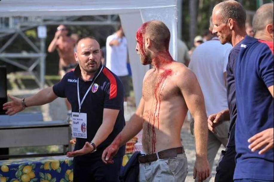 Un addetto del Bologna invita un tifoso ferito a farsi medicare